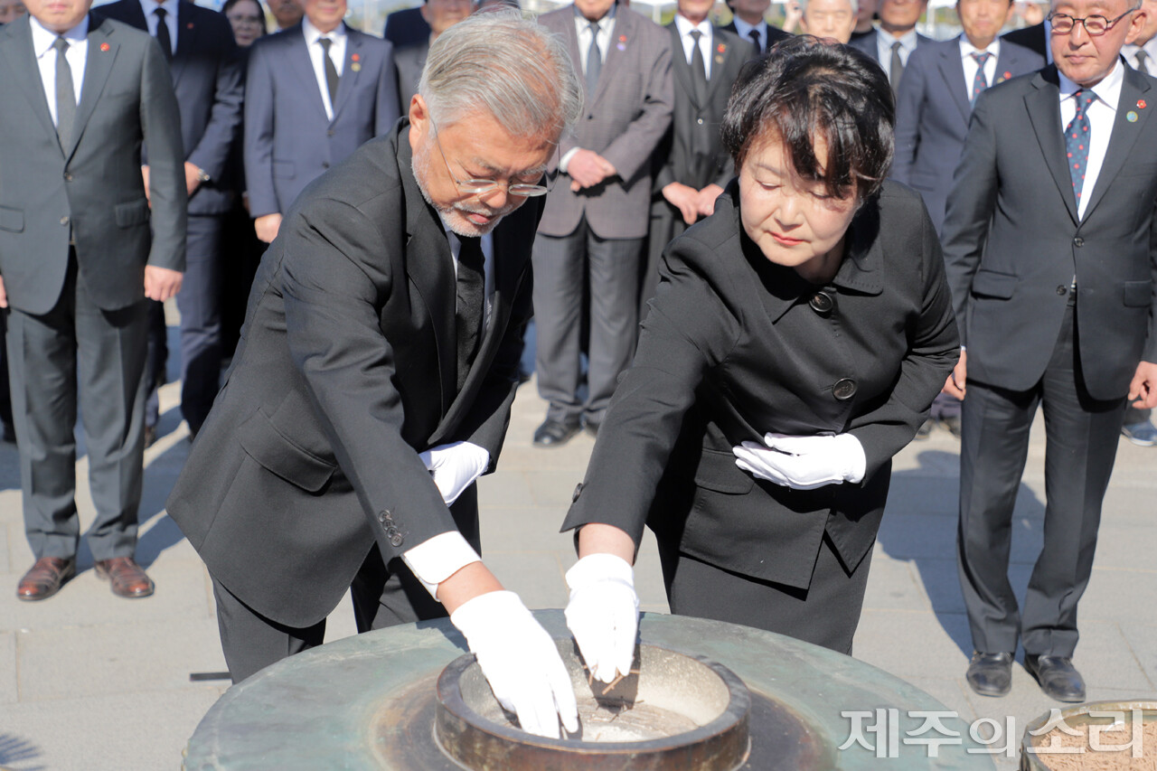 분향 중인 문재인 전 대통령과 김정숙 여사. ⓒ제주의소리