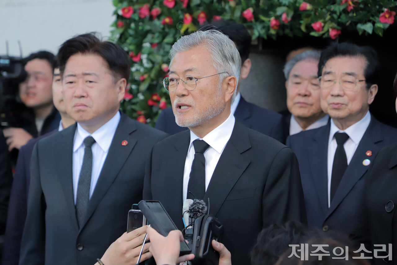 위패봉안실 앞에서 취재진과 대화 중인 문 전 대통령. ⓒ제주의소리