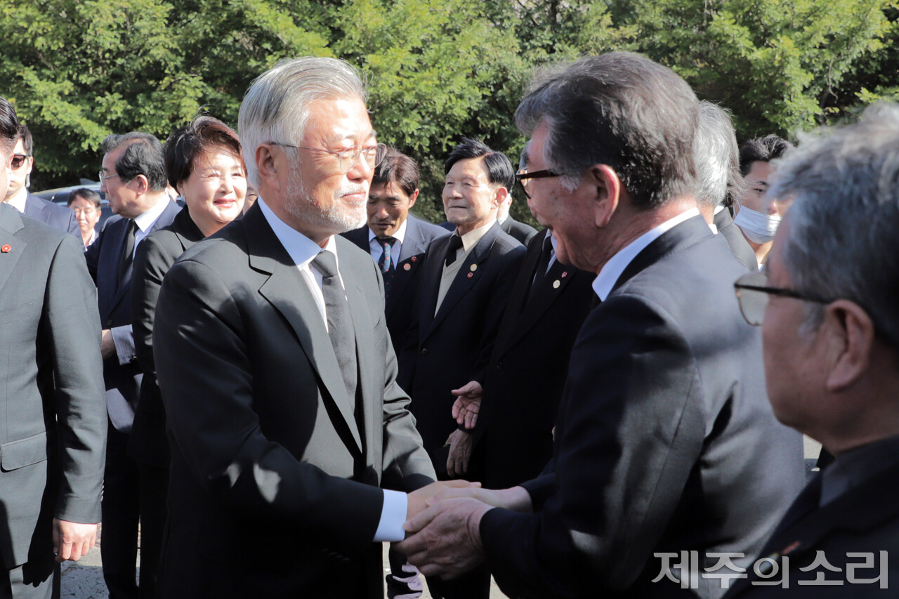 유족들과 악수를 하고 있는 문 전 대통령. ⓒ제주의소리<br>