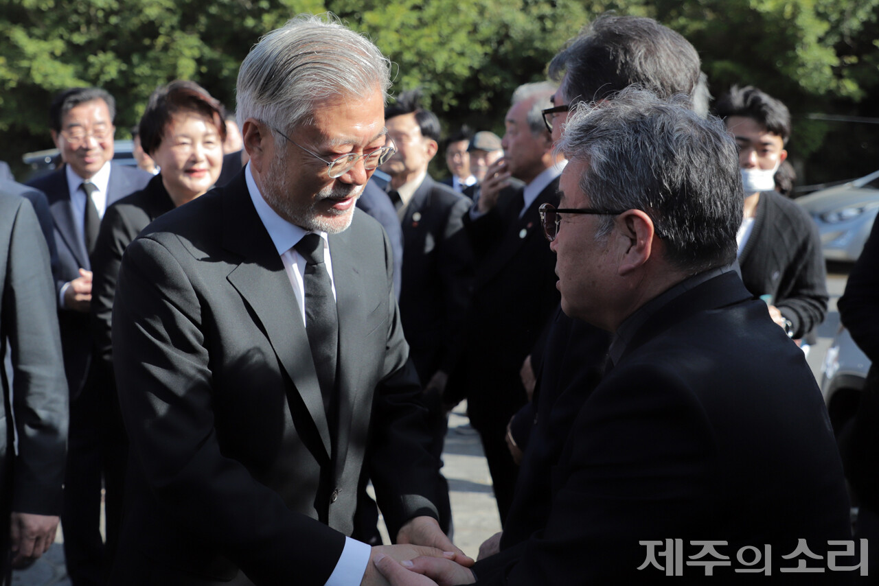 &nbsp;유족들과 악수를 하고 있는 문 전 대통령. ⓒ제주의소리<br>
