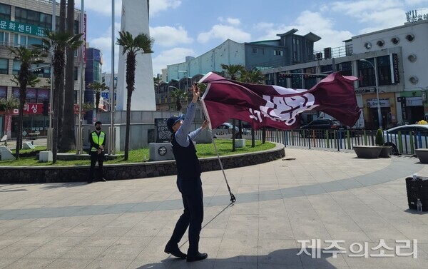 서북청년단 구국결사대가 3일 오전 11시께 제주 탐라문화광장에서 깃발을 흔들고 있다. ⓒ제주의소리