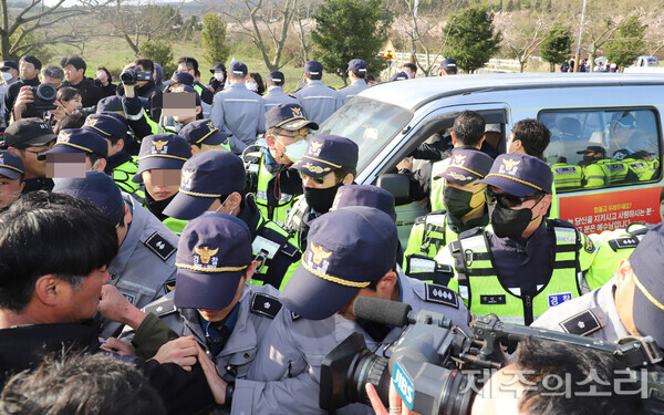 3일 오전 4.3평화공원을 찾은 서북청년단 구국결사대가 4.3 유족과 도민들에 둘러싸여 옴짝달싹 하지 못 하고 있다.