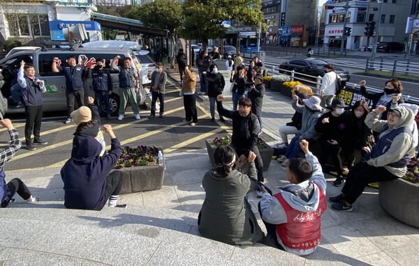 민주노총 제주도본부 관계자들과 도민 등 30여 명이 3일 제주시청 일대에서 4.3 왜곡 행위를 규탄하고 있다. ⓒ제주의소리