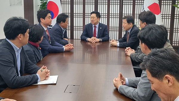 6일 허용진 국민의힘 제주도당위원장과 강충룡 제주도의회 원내대표 등 도당 관계자 7명 중앙당을 찾아 김기현 당 대표와 면담을 진행하고 있다. [사진제공-국민의힘 제주도당]