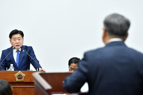 11일 제415회 제주도의회 임시회 제2차 본회의에서 도정질문을 주고 받는 오영훈 제주도지사. 사진-제주특별자치도의회