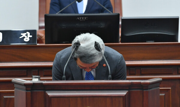 11일 도정질문에 앞서 당 지도부의 4.3왜곡 발언에 대해 공개 사과하고 있는 국민의힘&nbsp; 김황국 제주도의회 부의장. 사진=제주특별자치도의회 ⓒ제주의소리