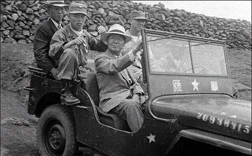 1952년 군 지프를 타고 제주도를 순시중인 이승만 대통령. 뒷줄은 미8군 사령관 밴플리트 대장과 제1훈련소장 장도영 준장. ⓒ제주의소리 자료사진