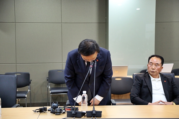 김재원 국민의힘 최고위원이 20일 제주4.3평화공원을 찾아 유족회와 4.3단체 관계자들에게 자신의 발언을 사과했다. ⓒ제주의소리