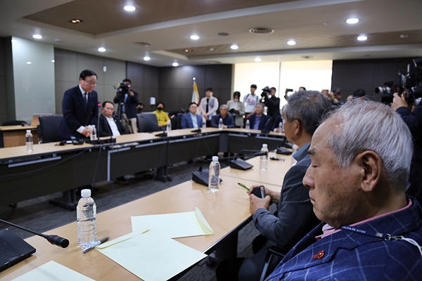 김재원 국민의힘 최고위원이 20일 제주4.3평화공원을 찾아 유족회와 4.3단체 관계자들에게 자신의 발언을 사과했다. ⓒ제주의소리