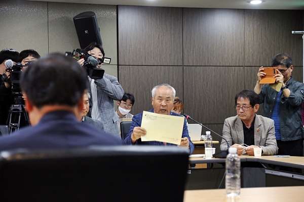 김재원 위원에게 항의하는 유족들. ⓒ제주의소리