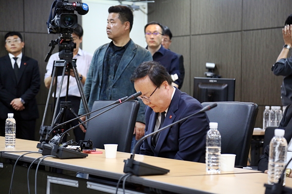 자신에 대한 비판에 고개를 숙인 김재원 최고위원. ⓒ제주의소리