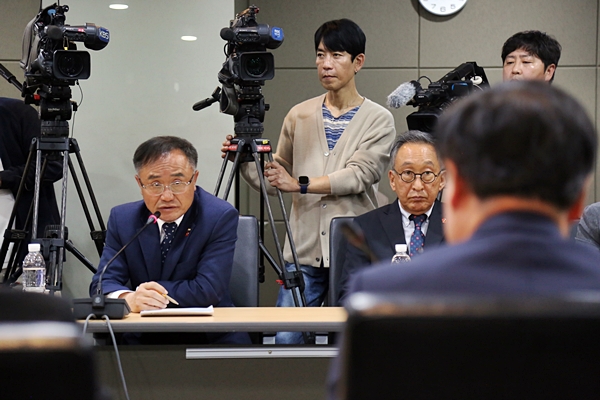 김창범 유족회장(맨 왼쪽)이 김재원 최고위원에게 질문을 하고 있다. ⓒ제주의소리