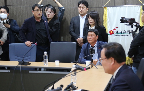 김재원 위원의 태도에 항의하며 도중에 퇴장하는 참가자들. ⓒ제주의소리