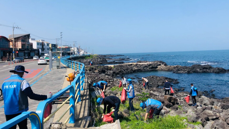 한국공항(주) 제주지점과 제주지방해양경찰청 항공대는 20일 직원 30여명이 참가한 가운데 용담 레포츠공원과 어영마을 해안가 일대에서 바다환경 정화 봉사활동을 진행했다. ⓒ제주의소리