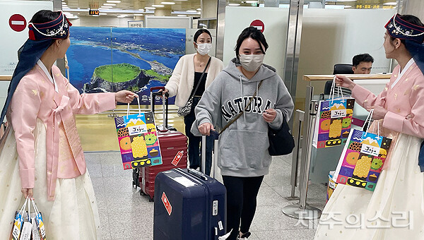 중국 난징 루커우 국제공항에서 출발한 길상항공 HO1609편이 관광객 150명을 태우고 23일 오전 10시 50분쯤 제주국제공항에 도착했다.