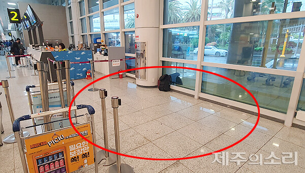 한국공항공사는 최근 제주국제공항 1층 대합실에&nbsp; 설치된 렌터카 안내 데스크 3곳을 철거했다. 렌터카 대여가 온라인 플랫폼 방식으로 변경되면서 안내소를 운영하는 업체들이 줄고 있다.<br>