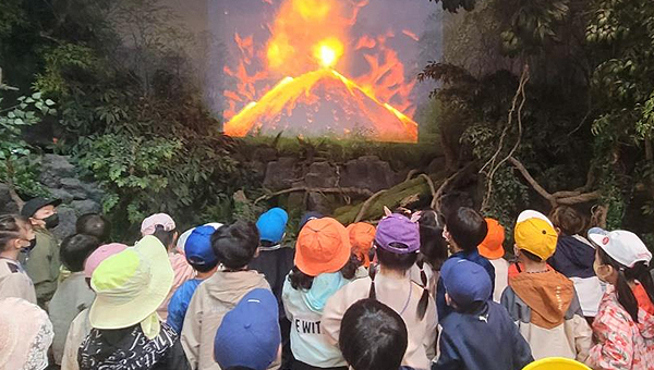 4월21일  교래곶자왈 생태체험관을 방문한 마야유치원생들이 화산폭발 과정을 배우고 있다. [사진제공-제주곶자왈공유화재단]
