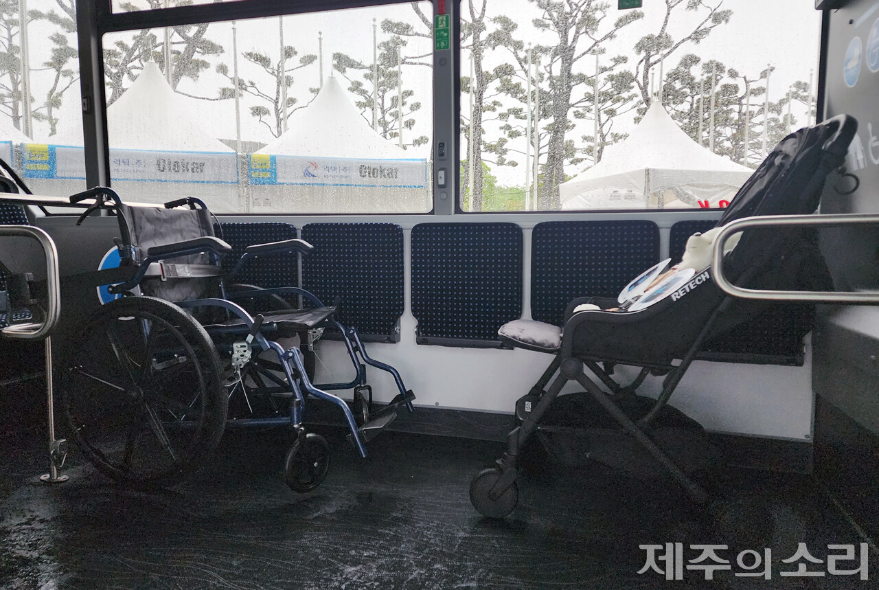 중형 저상 전기버스 내부 모습. 기존 마을버스에는 없었던 휠체어와 유아차를 고정할 수 있는 장치와 공간이 마련돼 있다. ⓒ제주의소리