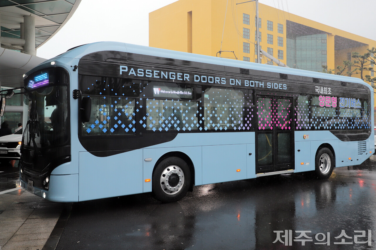 국내 전기버스 생산 분야 강자로 주목받는 ㈜우진산전은 국제전기차엑스포에서 국내 최초 ‘양문형 전기버스’를 공개했다. 이 버스는 고효율 배터리를 탑재, 약 300km 이상 주행할 수 있는 사양을 갖췄다. ⓒ제주의소리