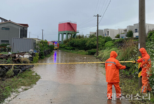 지난 4일 많은 비가 쏟아져 침수된 제주시 애월읍 한 도로. / 제주 소방당국 제공
