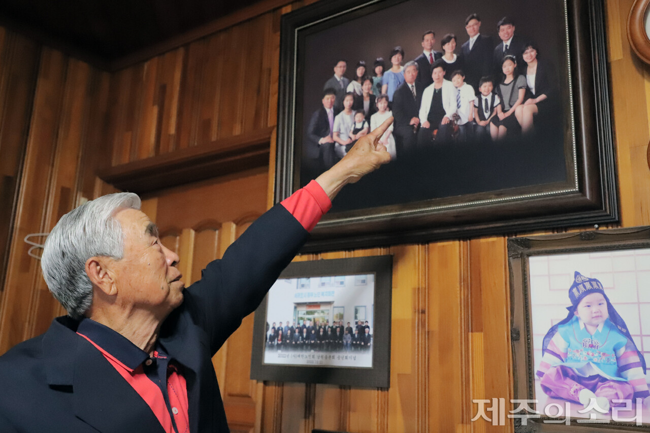 사진 속 가족들을 소개하고 있는 김병수 어르신. ⓒ제주의소리