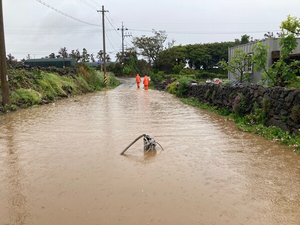제주시 애월읍 신엄리의 한 도로가 빗물에 침수된 모습. 사진제공=제주소방안전본부