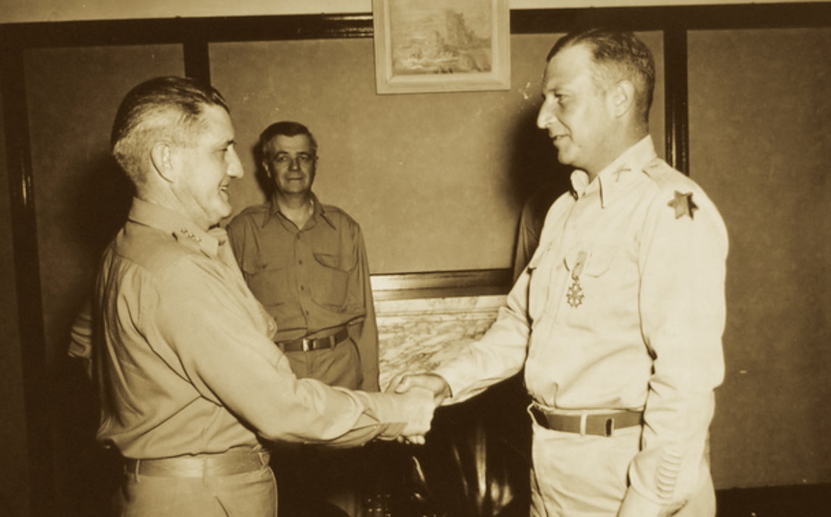주한미군사령관 하지 중장(왼쪽)은 5.10선거가 무산된 직후 제주지구 총사령관으로 브라운 대령을 임명했다. (미 국립문서기록관리청 소장)