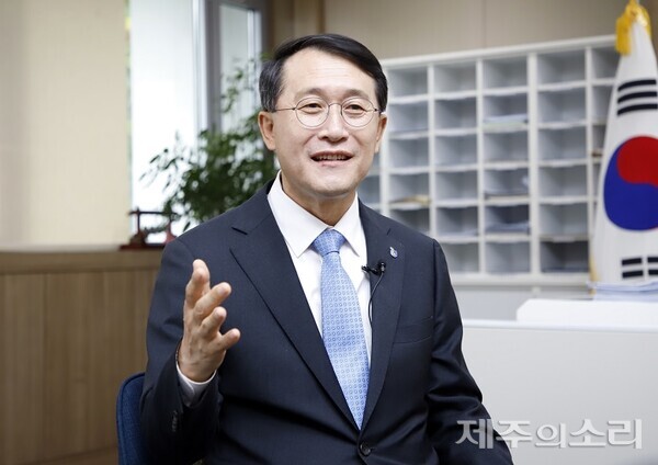 김일환 총장이 최근 진행된 [제주의소리]와의 인터뷰에서 대학 혁신 방향에 대해 설명하고 있다. ⓒ제주의소리