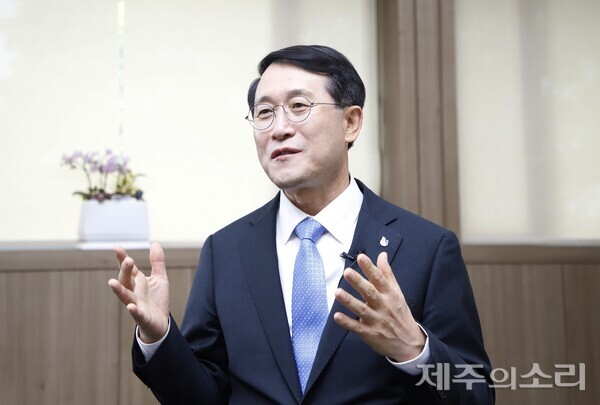 김일환 총장이 최근 진행된 [제주의소리]와의 인터뷰에서 대학 혁신 방향에 대해 설명하고 있다. ⓒ제주의소리
