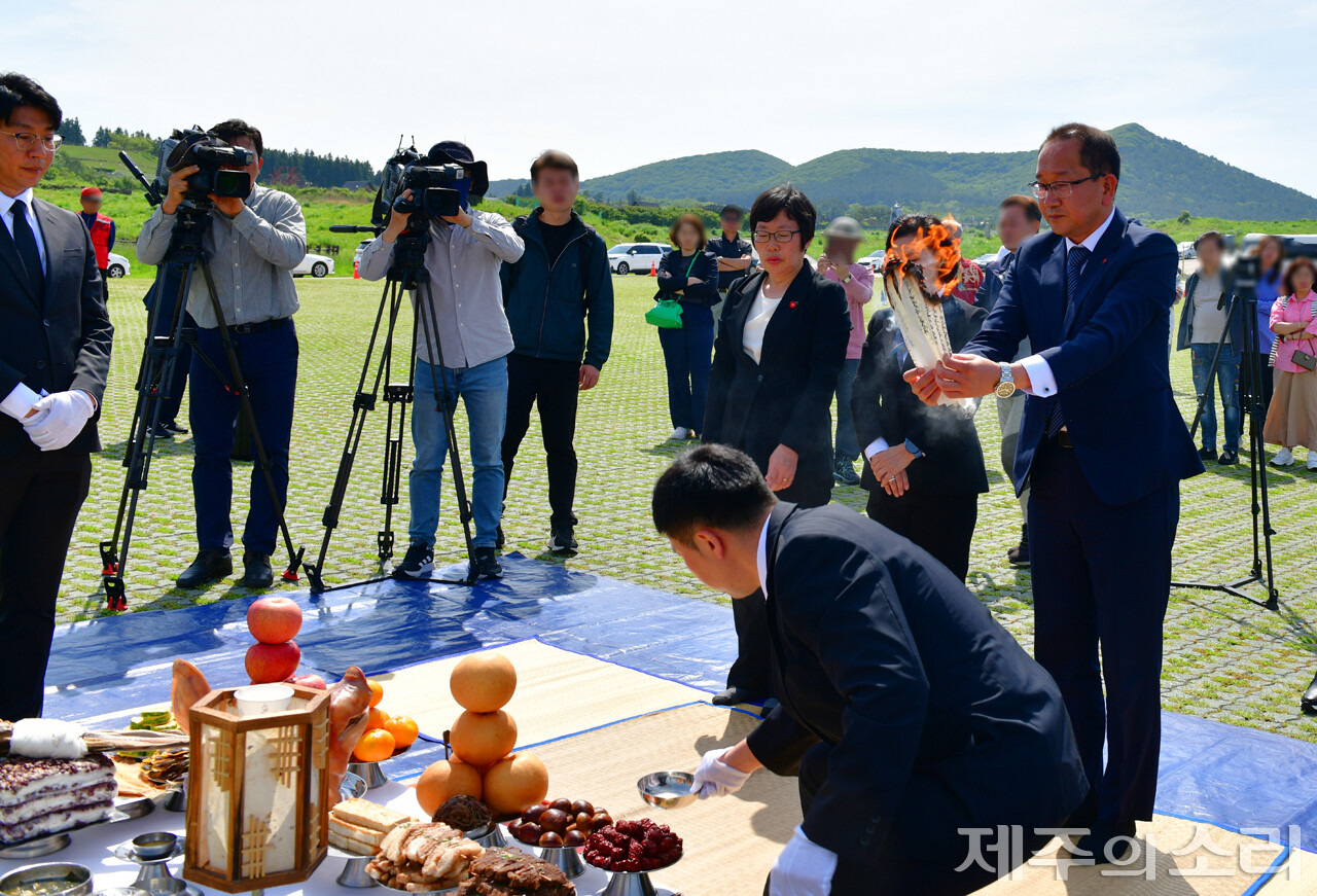 축원문을 태우고 있는 강병삼 제주시장. 사진=제주시.