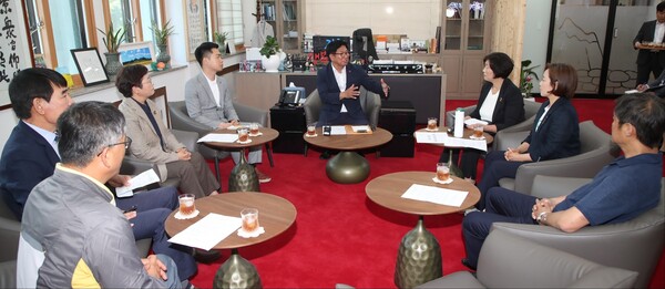 김경학 제주도의회 의장이 5월31일 오후 4시 의장실에서 제주지역 야6당 대표단을 방문에 대화를 나누고 있다.