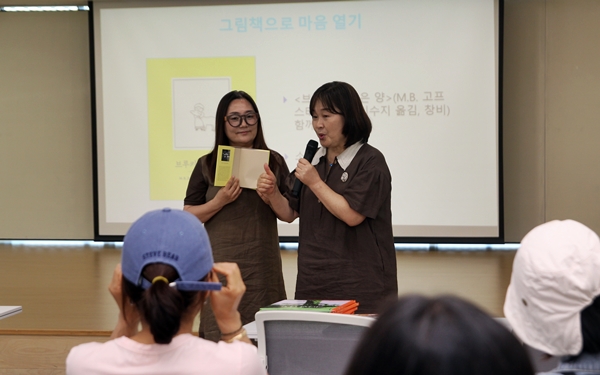 백화현 작가(오른쪽)과 그에게서 독서 모임을 배운 제주 학부모 김민선(왼쪽) 씨. ⓒ제주의소리