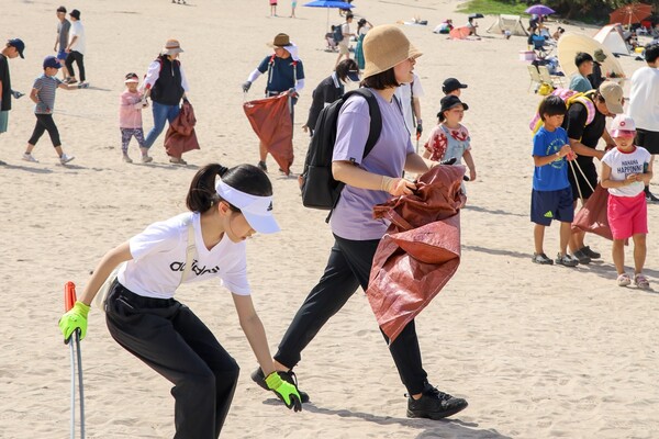 환경단체 지구별약수터(대표 이경아)는 지난 4일 200여 명의 시민들이 참여한 가운데 제주시 조천읍 함덕 해변 등에서 정화 활동을 진행했다.<br>