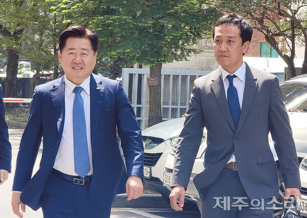변호인과 함께 법원에 출석중인 오영훈 제주지사(왼쪽). ⓒ제주의소리 자료사진