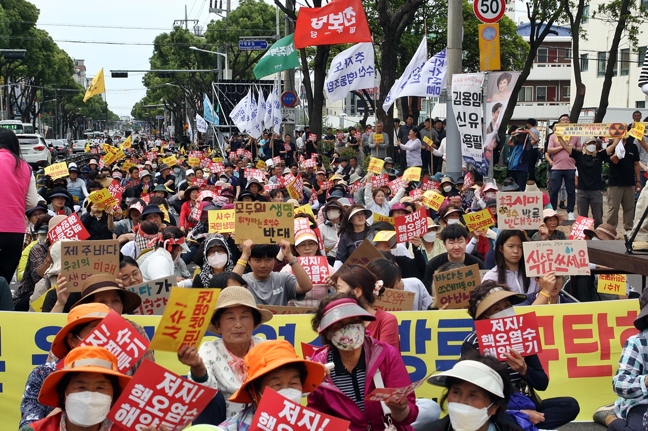 ‘일본 후쿠시마 핵오염수 해양투기 및 CPTPP 저지 제주범도민운동본부(이하 핵오염수 투기 저지본부)’는 13일 오후 2시 노형오거리 도로에서 ‘일본 핵오염수 해양투기 저지 제주 범도민대회’를 개최했다. ⓒ제주의소리 한형진 기자
