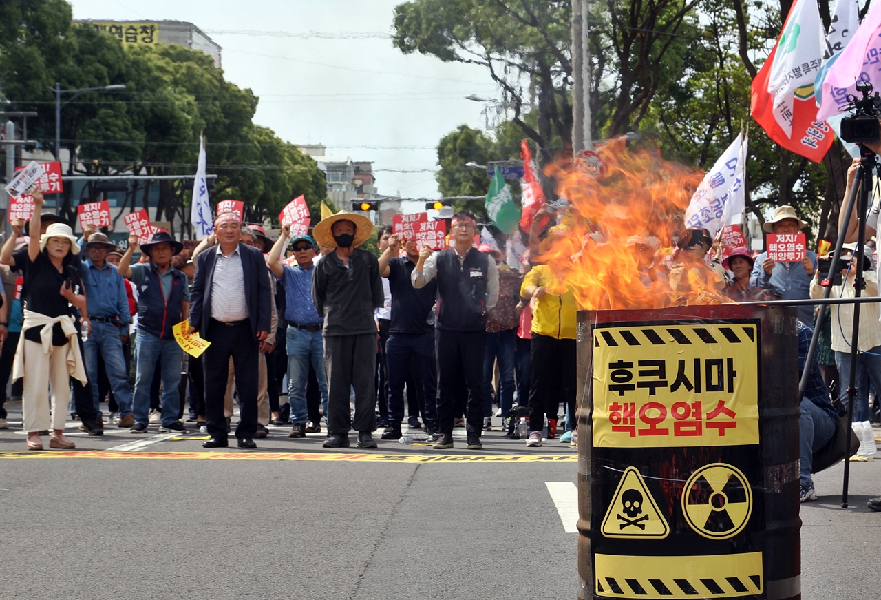 드럼통에 불을 피우면서 후쿠시마 핵오염수 해양방류에 대한 반대 의지를 보여줬다. ⓒ제주의소리
