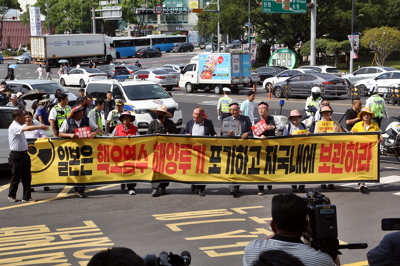 집회 주최 측은 주제주일본국총영사관에 항의서한을 전달하는 모습. ⓒ제주의소리