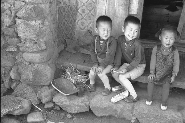 1971년 8월~10월 사이 제주시 오라1동에서 촬영한 어린아이들. / 사진=이토 아비토, 제주학아카이브