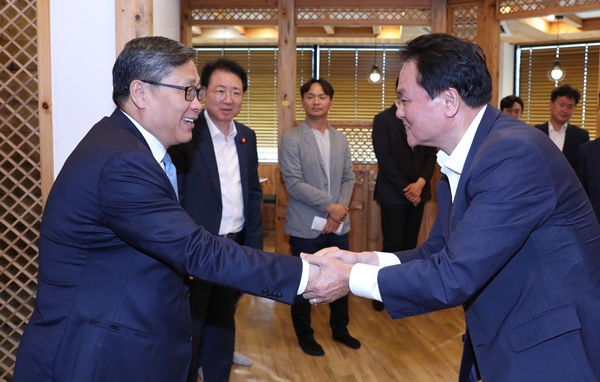 제주도 김희현 정무부지사(왼쪽)가 15일 문체부 전병극 제1차관(오른쪽)을 만나 국비 지원을 요청했다. / 사진=제주도