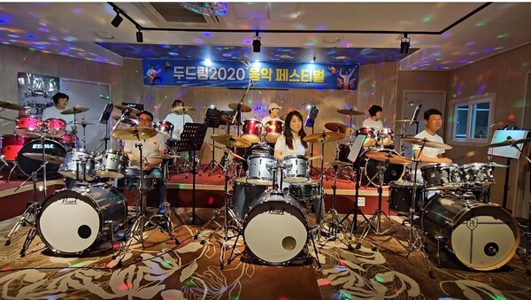 제주에서 활동하는 아마추어 드럼연주자 동호회 ‘두드림 2020’의 창립 3주년 연주회가 지난 17일 열렸다. ⓒ제주의소리