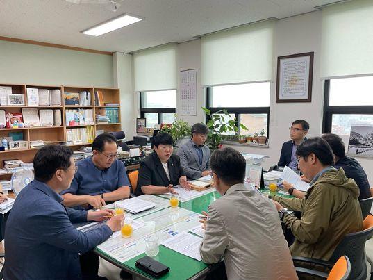 홍인숙 의원이 21일 오후 제주도와 행정시 체육진흥과, 제주도교육청 관계자들과 학교체육관 개방과 관련한 간담회를 개최했다.