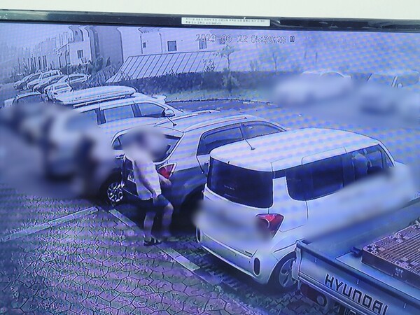 지난 22일 오전 제주시 오라동의 한 빌라에 주차된 피해자 차량에 피의자가 접근하고 있는 모습. 사진 제공=제주서부경찰서