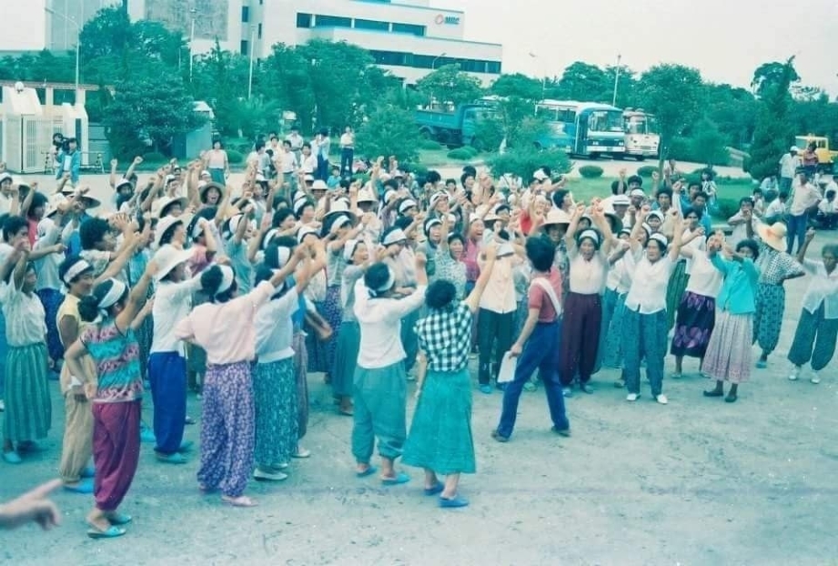 1987년 월정리 하수처리장 계획이 수립되었을 때 해녀들이 제주도청으로 모여 시위를 하는 모습이다. / 사진=황정현 제공br