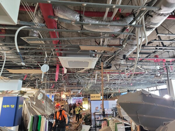 제주시 연동 로얄쇼핑 내부 천장이 무너지는 사고가 발생했다.