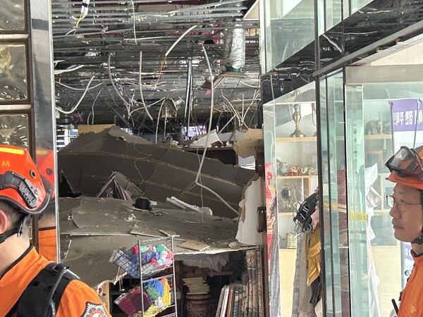 제주시 연동 로얄쇼핑 건물 내부에서 천장이 무너져 내렸다.