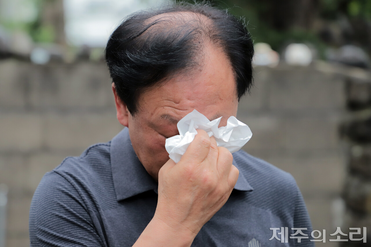 아버지의 억울함과 지금까지 겪어온 피해에 대해 이야기하던 큰아들 김병현 씨는 대화 도중 눈물을 쏟아내기도 했다. ⓒ제주의소리