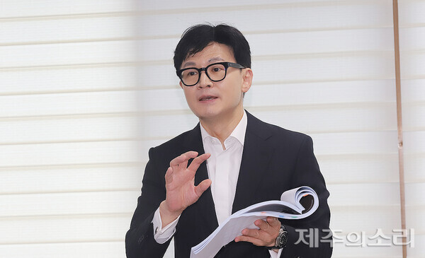 한동훈 법무부장관이 제주4.3 직권재심 업무의 어려움을 설명하면서 끝까지 최선을 다하겠다고 말하고 있다. ⓒ제주의소리