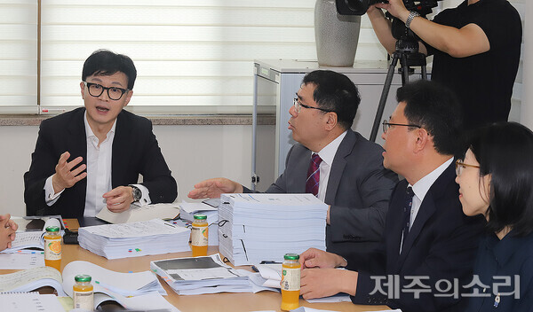 한동훈 장관이 합동수행단의 업무를 보고받고 있다. ⓒ제주의소리