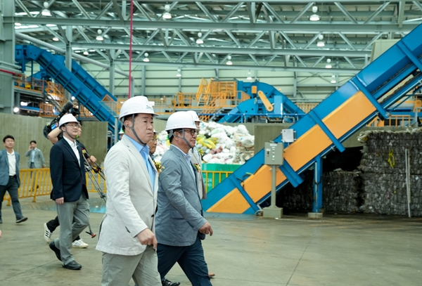 제주광역생활자원 회수센터를 둘러보는 오영훈 지사(맨 앞).
