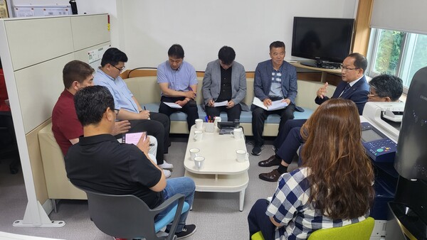 강병삼 제주시장은 19일 오전 제주시청 기자실을 찾아 티타임을 갖고 시정현안에 대해 설명했다. 사진=제주시.